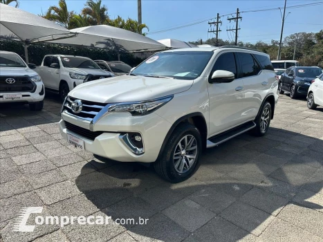 Toyota HILUX SW4 2.8 SRX 4X4 7 LUGARES 16V TURBO INTERCO 4 portas