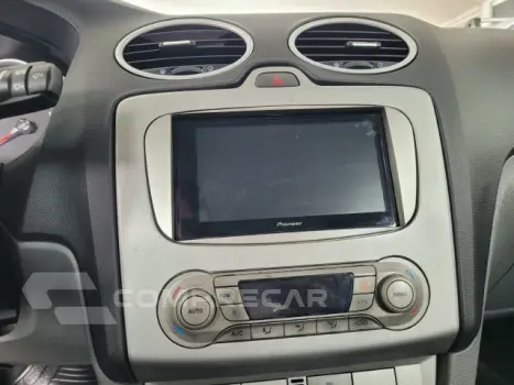 FOCUS HATCH - 2.0 GLX 16V 4P AUTOMÁTICO