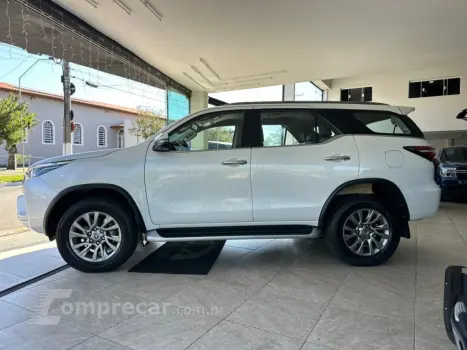 HILUX SW4 2.8 D-4D TURBO DIESEL SRX 7L 4X4 AUTOMÁTICO