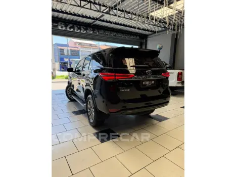 HILUX SW4 2.8 D-4D TURBO DIESEL SRX 7L 4X4 AUTOMÁTICO