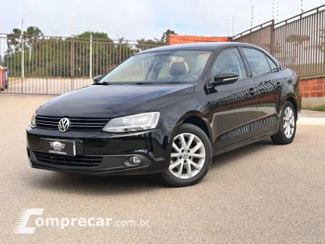 Volkswagen Jetta 2.0 Comfortline (Flex) 4 portas