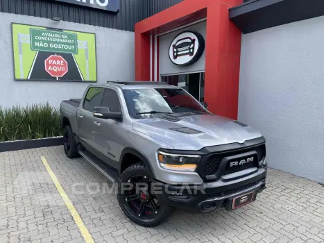 RAM 1500 5.7 V8 GASOLINA REBEL CD 4X4 AUTOMÁTICO 4 portas