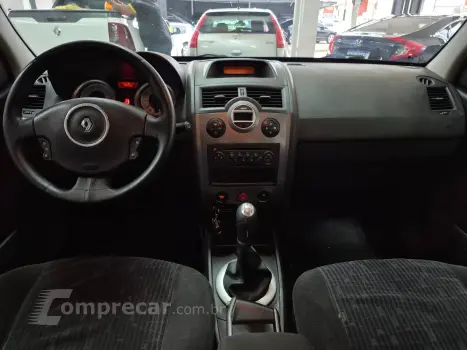 Megane Sedan Dynamique 1.6 16V (flex)