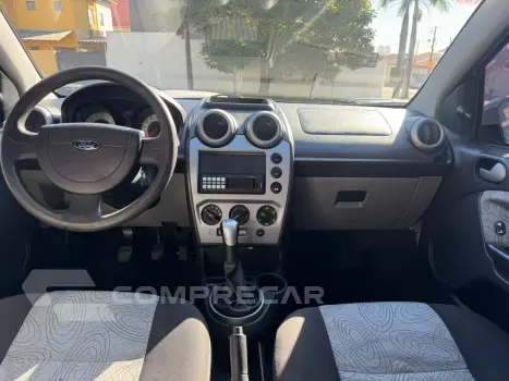 Fiesta Class sedan 1.6 Completo
