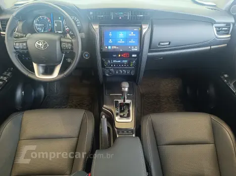 HILUX SW4 2.8 D-4D TURBO SRX PLATINUM 7L 4X4 AUTOMÁTICO