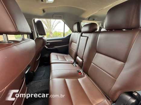 HILUX SW4 2.7 SR 4X2 7 Lugares 16V