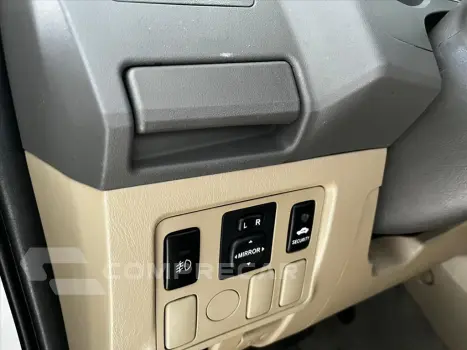 HILUX SW4 2.7 SR 4X2 7 LUGARES 16V GASOLINA 4P AU