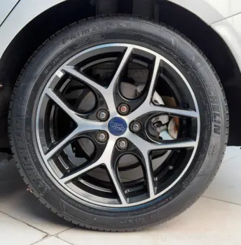 FOCUS 2.0 Titanium Hatch 16V