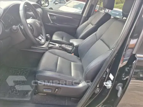 HILUX SW4 2.8 D-4D TURBO DIESEL SRX 7L 4X4 AUTOMÁ
