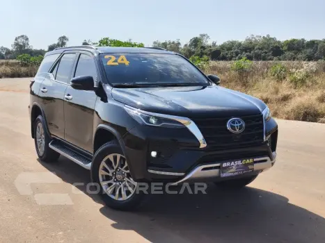 Toyota HILUX SW4 2.8 D-4D TURBO DIESEL SRX 4X4 AUTOMÁTICO 4 portas