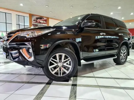 Toyota HILUX SW4 2.8 SRX 4X4 7 LUGARES 16V TURBO INTERCOOLER DIESEL 4 portas
