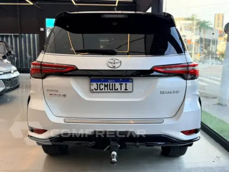 HILUX SW4 2.8 D-4D TURBO DIESEL DIAMOND 7L 4X4 AUTOMÁTICO