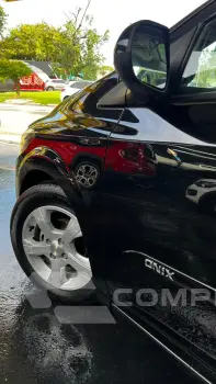 Onix Hatch 1.4 4P FLEX LT AUTOMÁTICO