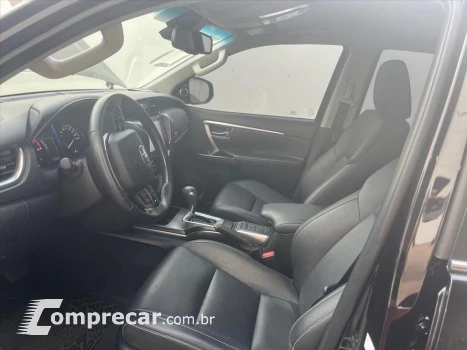 HILUX SW4 2.8 D-4D TURBO DIESEL SRX 7L 4X4 AUTOMÁ