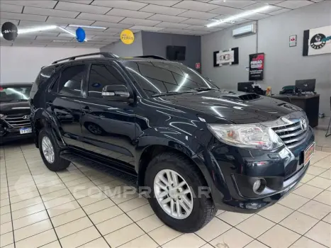 Toyota HILUX 3.0 SRV 4X4 CD 7 Lugares 16V Turbo Intercooler 4 portas