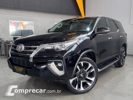 Toyota HILUX SW4 - 2.8 D-4D TURBO SRX 7L 4X4 AUTOMÁTICO 4 portas