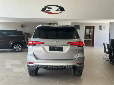 HILUX SW4 2.8 D-4D TURBO DIESEL SRX 7L 4X4 AUTOMÁTICO