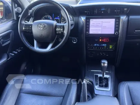 HILUX SW4 2.8 D-4D TURBO DIESEL SRX 7L 4X4 AUTOMÁTICO