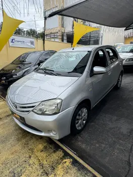 Toyota Étios X 1.3 manual 4 portas