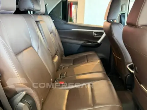 HILUX SW4 - 2.8 SRX 4X4 7 LUGARES 16V TURBO INTERCOOLER 4P A