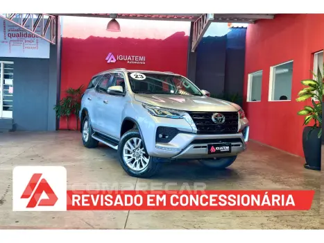 Toyota HILUX SW4 2.8 D-4D TURBO DIESEL SRX 7L 4X4 AUTOMÁTICO 4 portas