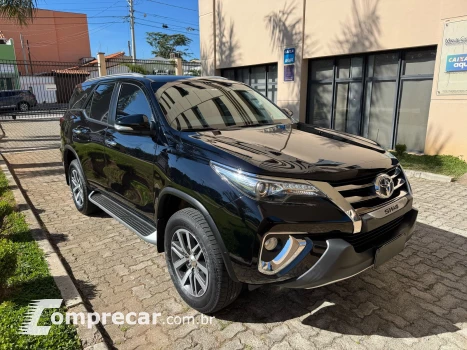 Toyota HILUX SW4 2.8 SRX 4X4 7 Lugares 16V Turbo Intercooler 4 portas
