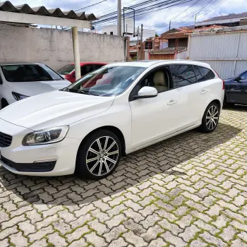 Volvo V60 2.0 T4 Momentum 4 portas
