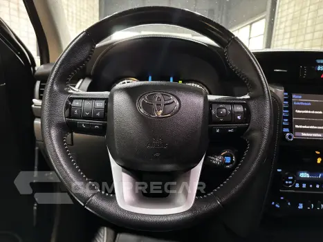HILUX SW4 2.8 D-4D TURBO DIESEL SRX 7L 4X4 AUTOMÁTICO