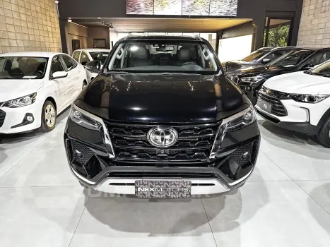 HILUX SW4 2.8 D-4D TURBO DIESEL SRX 7L 4X4 AUTOMÁTICO