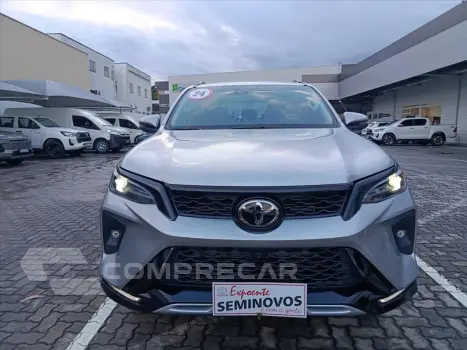 Toyota HILUX SW4 2.8 D-4D TURBO DIESEL SRX PLATINUM 4X4 4 portas