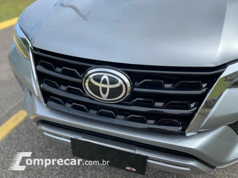 HILUX SW4 2.8 D-4D TURBO DIESEL SRX 7L 4X4 AUTOMÁTICO