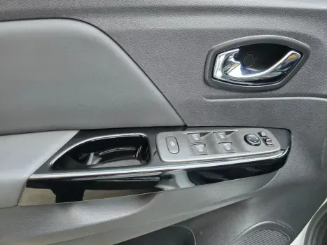 CAPTUR Intense 2.0 16V Flex 5p Aut.