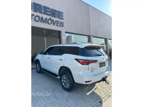 HILUX SW4 2.8 D-4D TURBO DIESEL SRX 7L 4X4 AUTOMÁTICO