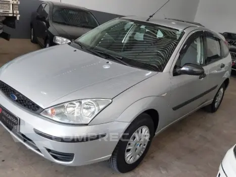 FORD FOCUS HATCH - 1.6 8V 4P MANUAL 4 portas